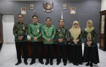 Pertemuan antara Wali Kota Kotamobagu, Weny Gaib, dengan Ketua Pengadilan Agama Kotamobagu, Achmad N., yang berlangsung di ruang kerja Wali Kota, Kamis, 2 Juli 2026. (Foto: Humas)
