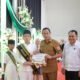 Wali Kota Kotamobagu, Weny Gaib, bersama Ketua Tim Penggerak PKK Kota Kotamobagu, Rindah Gaib Mokoginta, menghadiri penamatan dan perpisahan siswa Kelas VI Angkatan XXII Madrasah Ibtidaiyah (MI) Baitul Makmur Kotamobagu. (Foto: Humas)