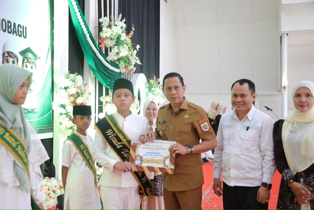 Wali Kota Kotamobagu, Weny Gaib, bersama Ketua Tim Penggerak PKK Kota Kotamobagu, Rindah Gaib Mokoginta, menghadiri penamatan dan perpisahan siswa Kelas VI Angkatan XXII Madrasah Ibtidaiyah (MI) Baitul Makmur Kotamobagu. (Foto: Humas)
