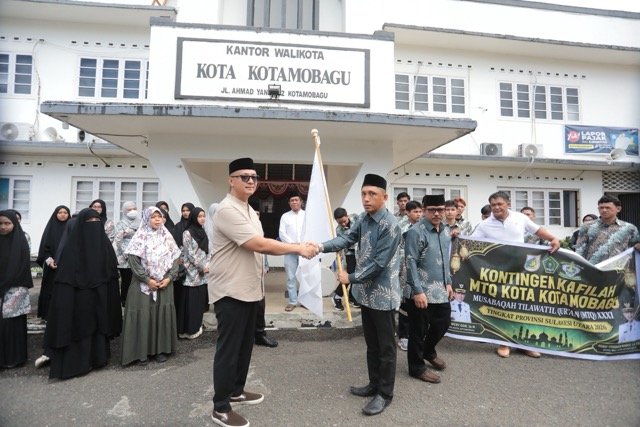 Sekretaris Daerah Kota Kotamobagu, Sofyan Mokoginta, secara resmi melepas Kafilah Kota Kotamobagu yang akan mengikuti Musabaqah Tilawatil Qur’an (MTQ) ke-31 Tingkat Provinsi Sulawesi Utara Tahun 2026. (Foto: Humas)