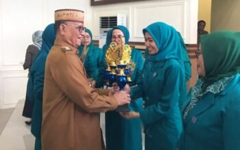 Bupati Bone Bolango, Ismet Mile pada Acara Puncak HKG PKK ke-54 tingkat Kabupaten Bone Bolango tahun 2026 di Aula BPMP Provinsi Gorontalo, Senin (6/7/2026). (F.Indra/Diskominfo)/Hibata.id