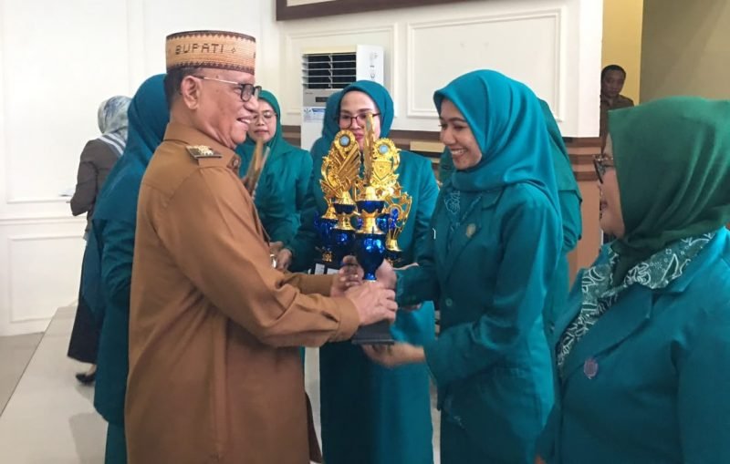 Bupati Bone Bolango, Ismet Mile pada Acara Puncak HKG PKK ke-54 tingkat Kabupaten Bone Bolango tahun 2026 di Aula BPMP Provinsi Gorontalo, Senin (6/7/2026). (F.Indra/Diskominfo)/Hibata.id
