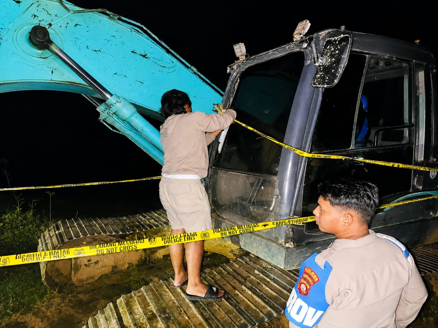 Satu unit excavator yang digunakan dalam aktivitas Pertambangan Emas Tanpa Izin (PETI) di kawasan hutan Desa Iloheluma, Pohuwato disegel Polisi/Hibata.id