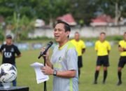 Wali Kota Kotamobagu Weny Gaib membuka Open Tournament Sepak Bola Totabuan Champion League 2026 di Lapangan Olahraga Nunuk, Kelurahan Matali, Senin, 6 Juli 2026. (Foto: Humas)