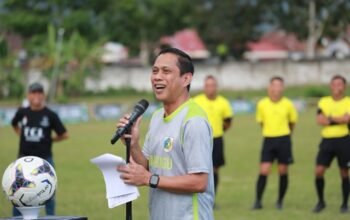Wali Kota Kotamobagu Weny Gaib membuka Open Tournament Sepak Bola Totabuan Champion League 2026 di Lapangan Olahraga Nunuk, Kelurahan Matali, Senin, 6 Juli 2026. (Foto: Humas)