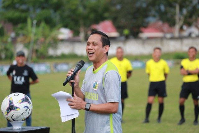 Wali Kota Kotamobagu Weny Gaib membuka Open Tournament Sepak Bola Totabuan Champion League 2026 di Lapangan Olahraga Nunuk, Kelurahan Matali, Senin, 6 Juli 2026. (Foto: Humas)