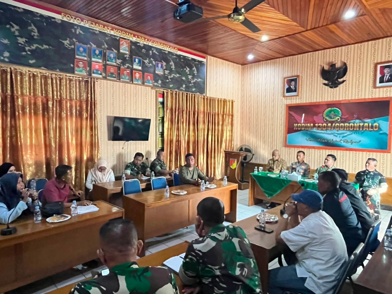 Komandan Kodim 1304/Gorontalo, Letkol Inf Jon Patar Hasudungan Banjarnahor, memfasilitasi proses mediasi antara pihak ketiga dan pihak lain terkait polemik pembayaran pada pembangunan Koperasi Desa Merah Putih (KDMP) di Desa Molotabu, Kabupaten Bone Bolango, disaksikan unsur TNI, Polri, dan pemerintah daerah/Hibata.id