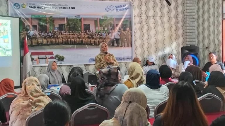 Kepala SMP Negeri 4 Kotamobagu Erni Mokodompit menegaskan pentingnya peran orang tua dalam mendukung proses pendidikan anak di sekolah. (Foto: Humas)