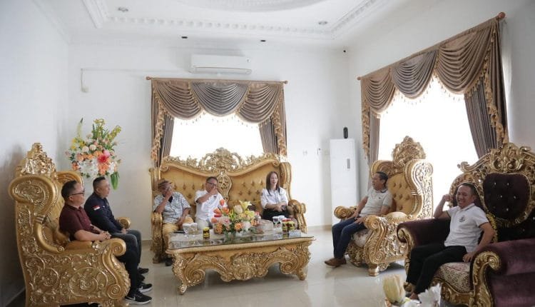 Wali Kota Kotamobagu Weny Gaib menerima kunjungan silaturahmi pengurus Persatuan Wartawan Indonesia (PWI) Sulawesi Utara di Rumah Dinas Wali Kota, Sabtu, 27 Juni 2026. (Foto: Humas)