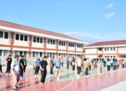 Pemkab Boalemo bersama pemerintah desa se-Kecamatan Wonosari menggelar kerja bakti membersihkan ruang-ruang kelas Sekolah Rakyat Terintegrasi 71 sebagai bagian dari persiapan menyambut Masa Pengenalan Lingkungan Sekolah (MPLS) Tahun Ajaran 2026/2027, Jumat (10/7/2026)/Hibata.id