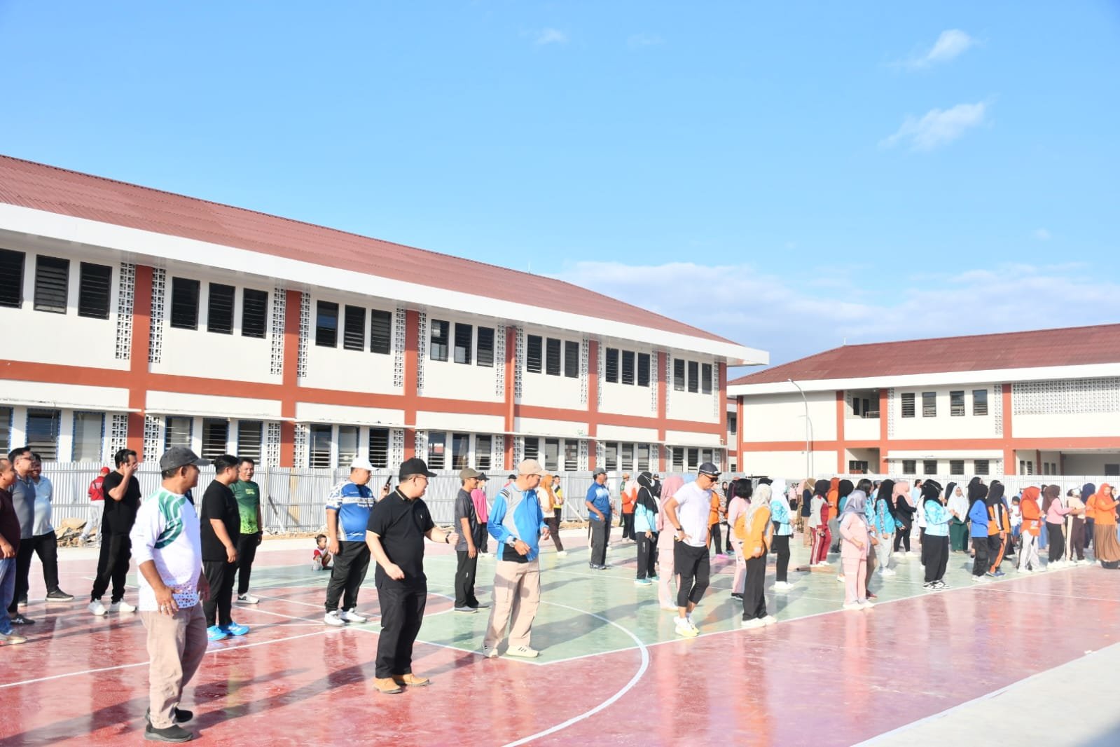 Pemkab Boalemo bersama pemerintah desa se-Kecamatan Wonosari menggelar kerja bakti membersihkan ruang-ruang kelas Sekolah Rakyat Terintegrasi 71 sebagai bagian dari persiapan menyambut Masa Pengenalan Lingkungan Sekolah (MPLS) Tahun Ajaran 2026/2027, Jumat (10/7/2026)/Hibata.id
