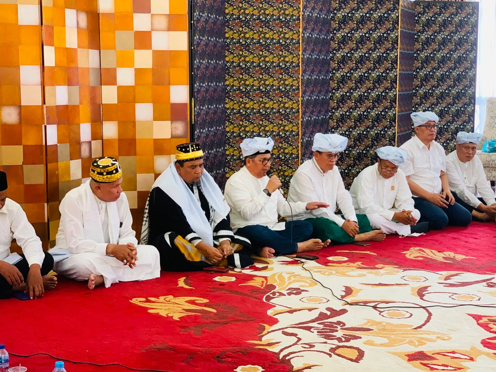 Pemangku adat Gorontalo menggelar sidang adat di kediaman almarhum Rachmat Gobel di Desa Popodu, Kecamatan Tapa, Kabupaten Bone Bolango, Jumat (10/7/2026). Sidang tersebut menetapkan penganugerahan gelar adat "Taa Lo'o Lamahe Lipu" sebagai penghormatan atas pengabdian almarhum dalam membangun Gorontalo/Hibata.id