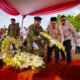 Jusuf Kalla memberikan penghormatan terakhir kepada almarhum Rahmat Gobel di Taman Makam Pahlawan (TMP) Kalibata, Jakarta, Jumat (10/7/2026)/Hibata.id