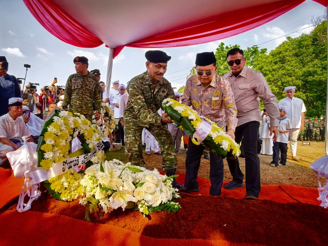 Jusuf Kalla memberikan penghormatan terakhir kepada almarhum Rahmat Gobel di Taman Makam Pahlawan (TMP) Kalibata, Jakarta, Jumat (10/7/2026)/Hibata.id