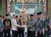 Wali Kota Kotamobagu dr. Weny Gaib saat menerima piala Juara Umum pada Musabaqah Tilawatil Qur’an (MTQ) ke-31 Tingkat Provinsi Sulawesi Utara Tahun 2026. (Foto: Humas)