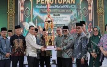 Wali Kota Kotamobagu dr. Weny Gaib saat menerima piala Juara Umum pada Musabaqah Tilawatil Qur’an (MTQ) ke-31 Tingkat Provinsi Sulawesi Utara Tahun 2026. (Foto: Humas)