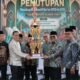 Wali Kota Kotamobagu dr. Weny Gaib saat menerima piala Juara Umum pada Musabaqah Tilawatil Qur’an (MTQ) ke-31 Tingkat Provinsi Sulawesi Utara Tahun 2026. (Foto: Humas)