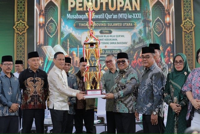 Wali Kota Kotamobagu dr. Weny Gaib saat menerima piala Juara Umum pada Musabaqah Tilawatil Qur’an (MTQ) ke-31 Tingkat Provinsi Sulawesi Utara Tahun 2026. (Foto: Humas)