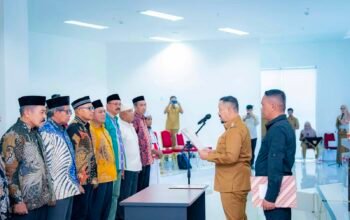 Bupati Buton Tengah Dr. Azhari mengukuhkan pengurus FKUB periode 2026–2030 dan mengajak tokoh agama memperkuat sinergi menjaga kerukunan umat/Hibata.id