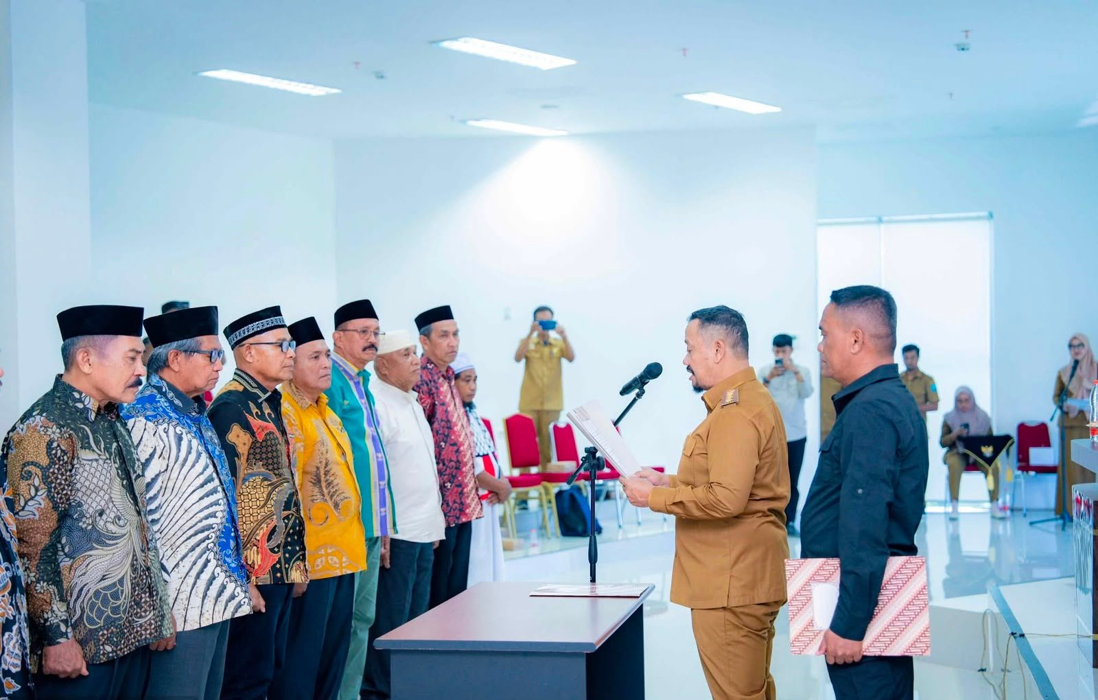 Bupati Buton Tengah Dr. Azhari mengukuhkan pengurus FKUB periode 2026–2030 dan mengajak tokoh agama memperkuat sinergi menjaga kerukunan umat/Hibata.id
