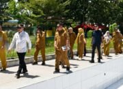 Bupati Gorontalo Sofyan Puhi meninjau lokasi persiapan pembangunan pusat hydrotherapy di Pentadio Resort, Kabupaten Gorontalo, Selasa (14/7/2026)/Hibata.id