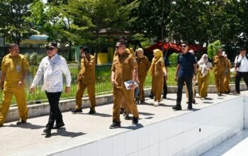 Bupati Gorontalo Sofyan Puhi meninjau lokasi persiapan pembangunan pusat hydrotherapy di Pentadio Resort, Kabupaten Gorontalo, Selasa (14/7/2026)/Hibata.id