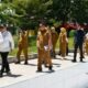 Bupati Gorontalo Sofyan Puhi meninjau lokasi persiapan pembangunan pusat hydrotherapy di Pentadio Resort, Kabupaten Gorontalo, Selasa (14/7/2026)/Hibata.id