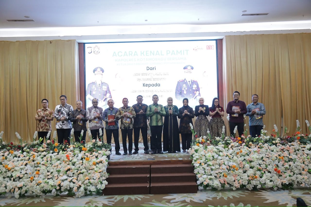 Wali Kota Kotamobagu Weny Gaib bersama Wakil Wali Kota Rendy Mangkat menghadiri acara kenal pamit Kapolres Kotamobagu dari AKBP Irwanto kepada AKBP Abdul Kholik. Kegiatan berlangsung di Ballroom Hotel Sutanraja Kotamobagu, Senin, 13 Juli 2026. (Foto: Humas)