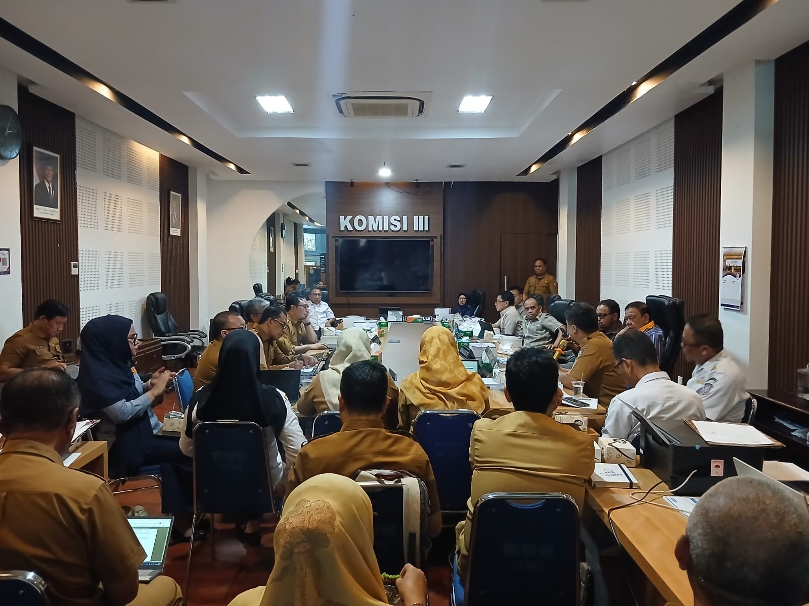 Anggota Komisi III DPRD Provinsi Gorontalo, Syarifudin Bano, menyampaikan pandangan saat pembahasan KUA-PPAS APBD Tahun Anggaran 2027 bersama OPD di DPRD Provinsi Gorontalo, Senin (20/7/2026)/Hibata.id