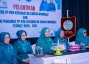etua TP PKK Kabupaten Buton Tengah, Umi Noranah Azhari, mengukuhkan pengurus TP PKK Kecamatan Sangia Wambulu masa bakti 2026–2031 di Aula Kantor Kecamatan Sangia Wambulu, Senin (20/7/2026). Pengukuhan tersebut menjadi bagian dari upaya memperkuat peran kader PKK dalam mendukung kesejahteraan keluarga dan percepatan penurunan stunting/Hibata.id