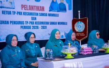 etua TP PKK Kabupaten Buton Tengah, Umi Noranah Azhari, mengukuhkan pengurus TP PKK Kecamatan Sangia Wambulu masa bakti 2026–2031 di Aula Kantor Kecamatan Sangia Wambulu, Senin (20/7/2026). Pengukuhan tersebut menjadi bagian dari upaya memperkuat peran kader PKK dalam mendukung kesejahteraan keluarga dan percepatan penurunan stunting/Hibata.id