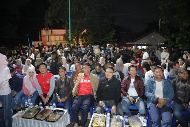 Ribuan warga memadati Alun-Alun Boki Hontinimbang, Kotamobagu, untuk menyaksikan laga final Piala Dunia 2026 antara Spanyol dan Argentina melalui kegiatan nonton bareng yang digelar Pemerintah Kota Kotamobagu. (Foto: Humas)