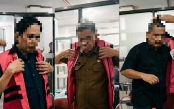 Tiga tersangka dugaan tindak pidana korupsi pengadaan Command Center Video Wall pada Dinas Komunikasi, Informatika, dan Statistik (Kominfo) Provinsi Gorontalo Tahun Anggaran 2022 menjalani penahanan di Kejaksaan Tinggi Gorontalo, Senin (20/7/2026)/Hibata.id