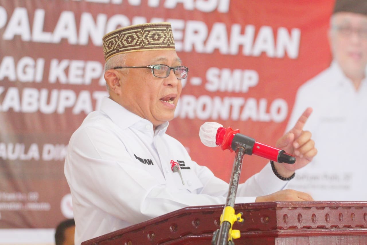 Bupati Gorontalo Sofyan Puhi mewajibkan seluruh kepala Sekolah Dasar (SD) dan Sekolah Menengah Pertama (SMP) di Kabupaten Gorontalo mengikuti orientasi kepalangmerahan. (Foto: Humas)