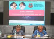 Bupati Gorontalo Sofyan Puhi saat memimpin rapat pimpinan bersama jajaran organisasi perangkat daerah (OPD) di Ruang Dulohupa, Kantor Bupati Gorontalo, Selasa (21/7/2026). (Foto: Humas)