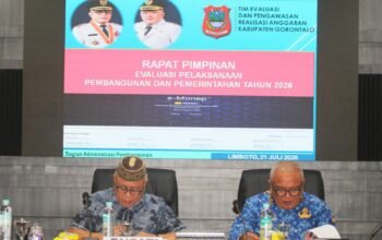 Bupati Gorontalo Sofyan Puhi saat memimpin rapat pimpinan bersama jajaran organisasi perangkat daerah (OPD) di Ruang Dulohupa, Kantor Bupati Gorontalo, Selasa (21/7/2026). (Foto: Humas)