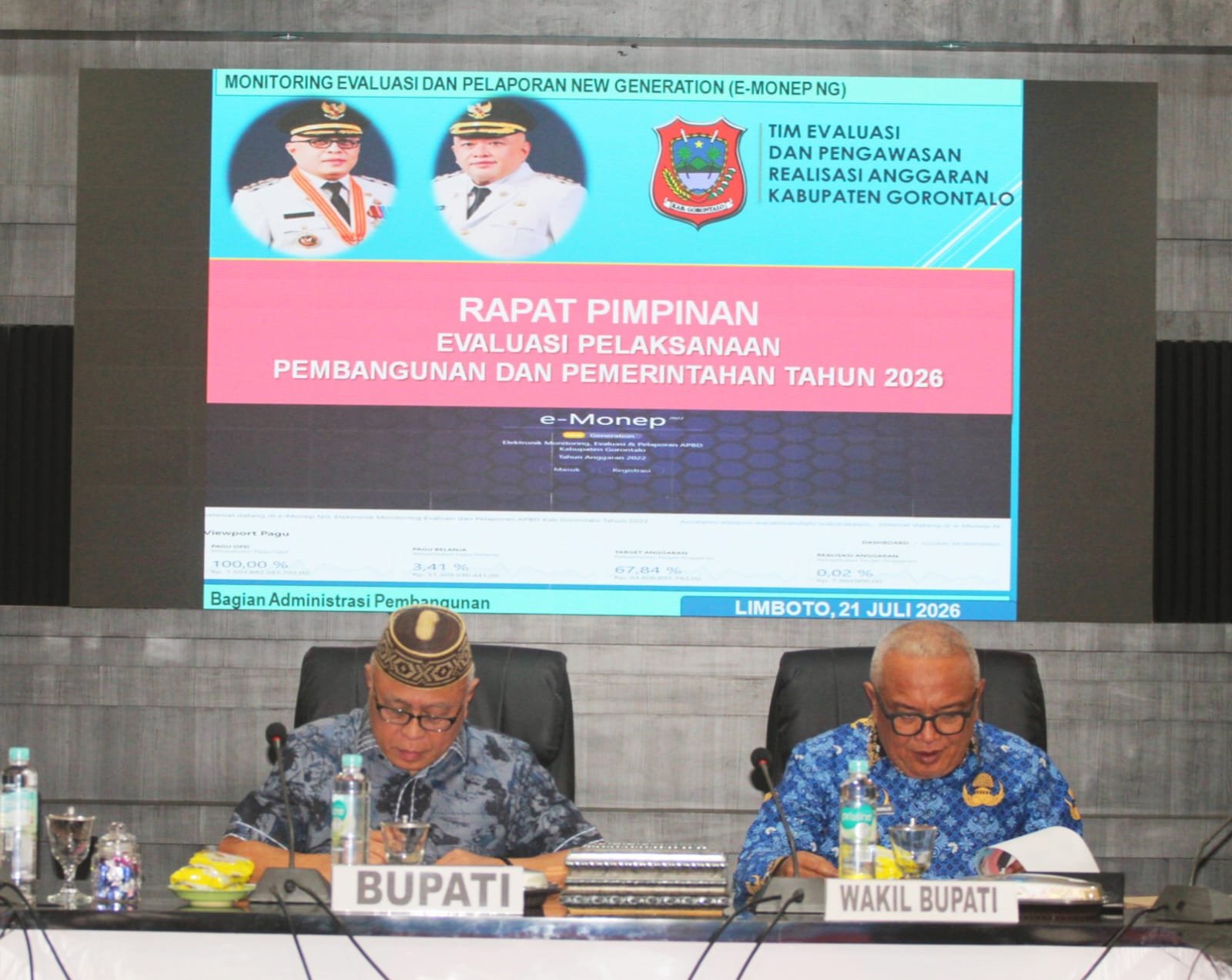 Bupati Gorontalo Sofyan Puhi saat memimpin rapat pimpinan bersama jajaran organisasi perangkat daerah (OPD) di Ruang Dulohupa, Kantor Bupati Gorontalo, Selasa (21/7/2026). (Foto: Humas)