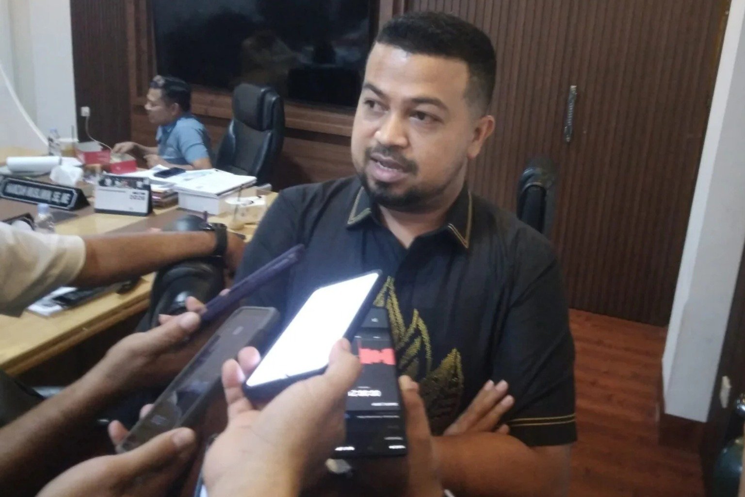 Ketua Komisi IV DPRD Provinsi Gorontalo, Moh. Ikbal Alaydrus, menyampaikan pandangan saat rapat pembahasan KUA-PPAS APBD 2027 bersama Dinas Ketenagakerjaan di DPRD Provinsi Gorontalo, Selasa (21/7/2026). Komisi IV mendorong Disnaker memperkuat program kewirausahaan untuk mencetak lebih banyak pengusaha muda/Hibata.id