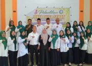 Ketua Forum Kabupaten/Kota Sehat (FKKS) Bone Bolango, Rakhmatiyah Deu (tengah), berfoto bersama pengurus Pokja Desa Sehat Kecamatan Botupingge usai pelantikan di Desa Timbuolo Tengah, Kabupaten Bone Bolango, Rabu (22/7/2026)/Hibata.id