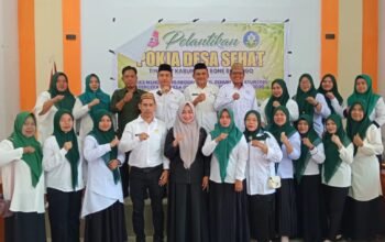 Ketua Forum Kabupaten/Kota Sehat (FKKS) Bone Bolango, Rakhmatiyah Deu (tengah), berfoto bersama pengurus Pokja Desa Sehat Kecamatan Botupingge usai pelantikan di Desa Timbuolo Tengah, Kabupaten Bone Bolango, Rabu (22/7/2026)/Hibata.id