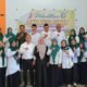 Ketua Forum Kabupaten/Kota Sehat (FKKS) Bone Bolango, Rakhmatiyah Deu (tengah), berfoto bersama pengurus Pokja Desa Sehat Kecamatan Botupingge usai pelantikan di Desa Timbuolo Tengah, Kabupaten Bone Bolango, Rabu (22/7/2026)/Hibata.id