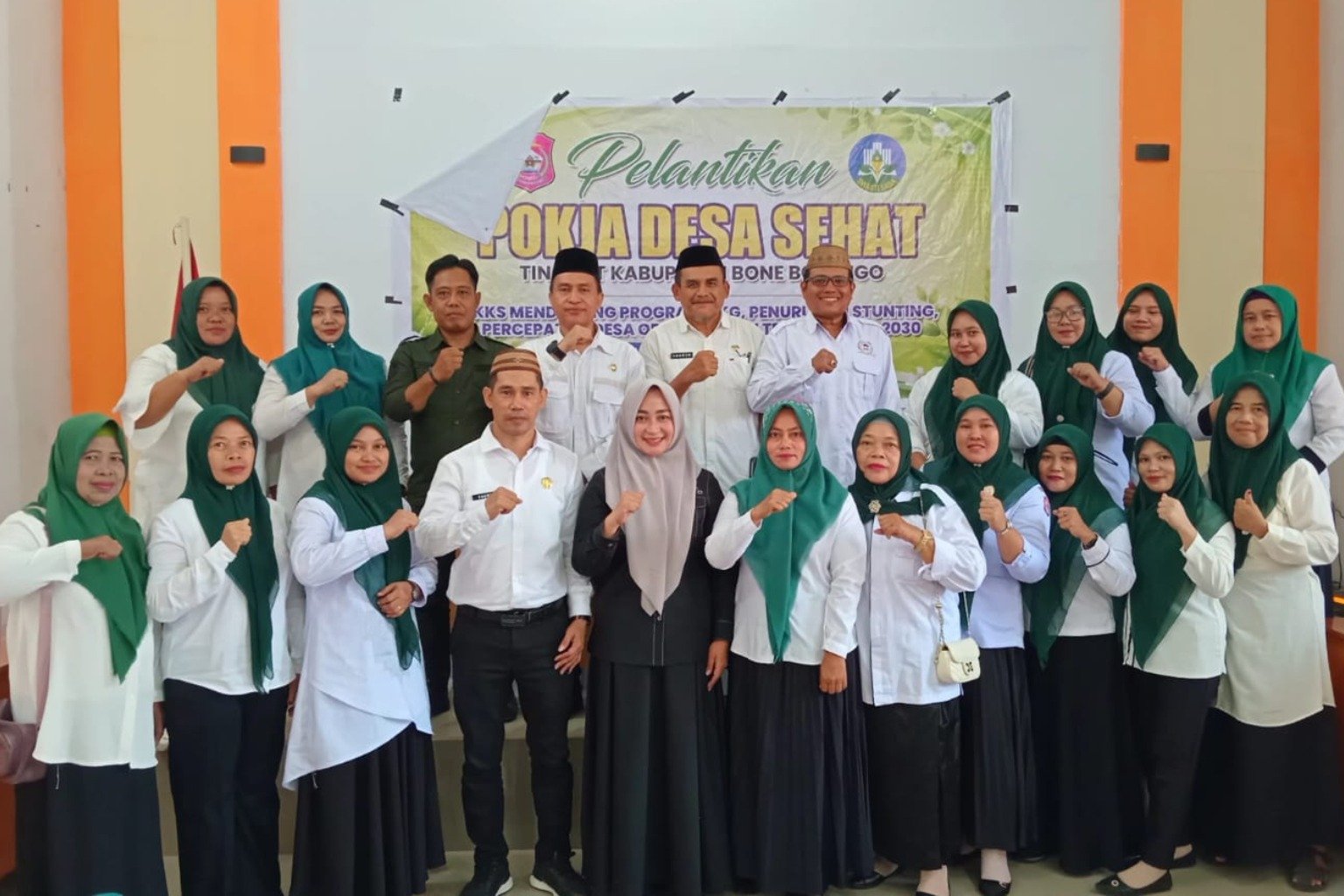 Ketua Forum Kabupaten/Kota Sehat (FKKS) Bone Bolango, Rakhmatiyah Deu (tengah), berfoto bersama pengurus Pokja Desa Sehat Kecamatan Botupingge usai pelantikan di Desa Timbuolo Tengah, Kabupaten Bone Bolango, Rabu (22/7/2026)/Hibata.id