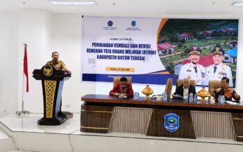 Bupati Buton Tengah, Dr. Azhari, membuka langsung kegiatan Konsultasi Publik I di Aula Kantor Bupati Buton Tengah, Selasa (21/7/2026). (Foto: Humas)