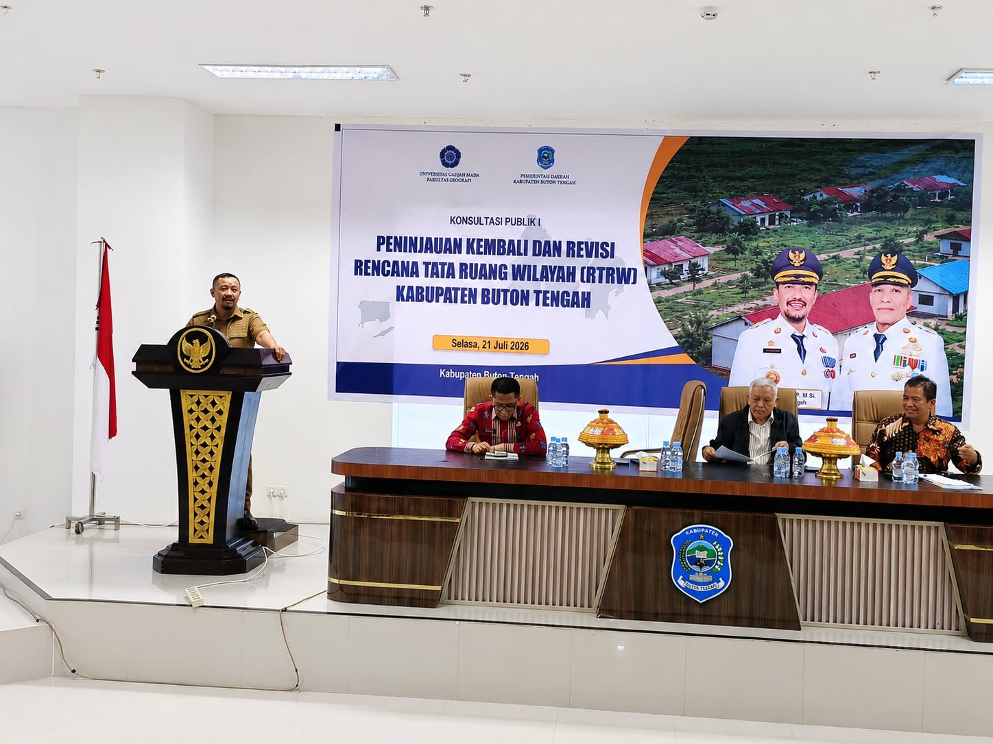 Bupati Buton Tengah, Dr. Azhari, membuka langsung kegiatan Konsultasi Publik I di Aula Kantor Bupati Buton Tengah, Selasa (21/7/2026). (Foto: Humas)
