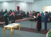 Ketua Pengadilan Negeri Kotamobagu mengambil sumpah dan janji Dewi Zandra Astuti Mondo sebagai Ketua DPRD Kabupaten Bolaang Mongondow Utara sisa masa jabatan 2024–2029. (Foto: Humas)