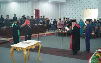 Ketua Pengadilan Negeri Kotamobagu mengambil sumpah dan janji Dewi Zandra Astuti Mondo sebagai Ketua DPRD Kabupaten Bolaang Mongondow Utara sisa masa jabatan 2024–2029. (Foto: Humas)