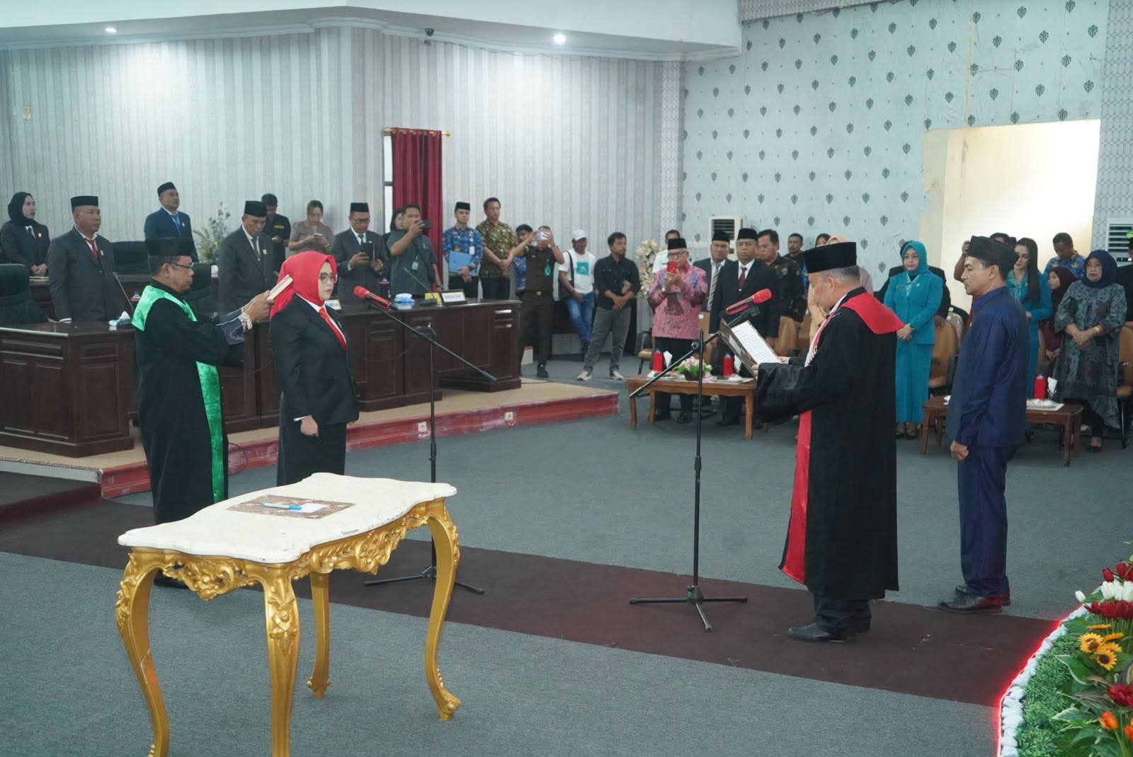 Ketua Pengadilan Negeri Kotamobagu mengambil sumpah dan janji Dewi Zandra Astuti Mondo sebagai Ketua DPRD Kabupaten Bolaang Mongondow Utara sisa masa jabatan 2024–2029. (Foto: Humas)