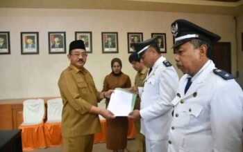 Bupati Boalemo Rum Pagau melantik Penjabat (Pj) Kepala Desa Mustika dan Desa Saripi, Kecamatan Paguyaman/Hibata.id