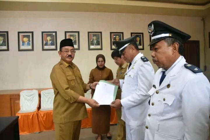 Bupati Boalemo Rum Pagau melantik Penjabat (Pj) Kepala Desa Mustika dan Desa Saripi, Kecamatan Paguyaman/Hibata.id