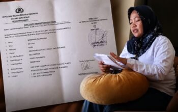 Wisnawati, istri eks Kepala Desa Buhu Jaya, membeberkan versinya terkait awal perkara yang kini diproses hukum. Ia menyebut laporan pertama ditujukan kepada Sekretaris Desa/Hibata.id